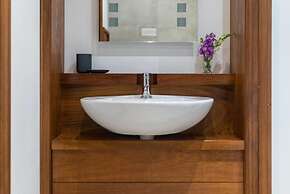 JOIVY Luxury Carlton Terrace Main Door Apartment