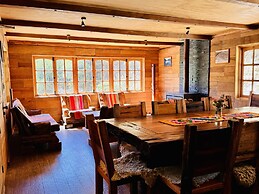 Cabañas entre montañas con tinajas calientes