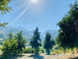 Cabañas entre montañas con tinajas calientes