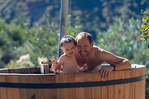 Cabañas entre montañas con tinajas calientes