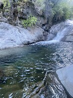 Cabañas entre montañas con tinajas calientes