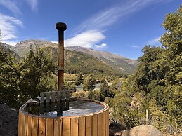 Cabañas entre montañas con tinajas calientes