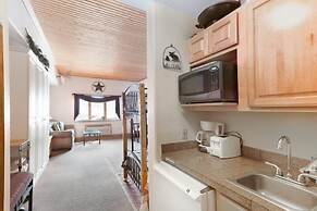 Studio Colorado Vacation Rental Located near River Run Village with Ho