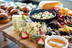 Hotel Indigo Everett - Waterfront Place by IHG