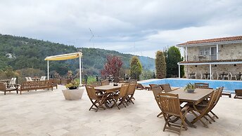 Otel Naturla Göl Evi