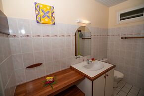 Bora Bora Holiday's Lodge and Villa