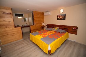 Bora Bora Holiday's Lodge and Villa