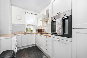 Two Bedroom Apartment by Klass Living Serviced Accommodation Motherwel