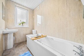 Two Bedroom Apartment by Klass Living Serviced Accommodation Motherwel