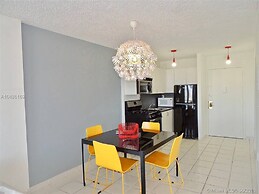 Wow Condo, Middle of South Beach, Block From Ocean