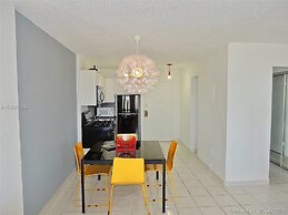 Wow Condo, Middle of South Beach, Block From Ocean
