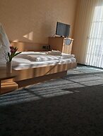 Warias Hotel & Restaurant
