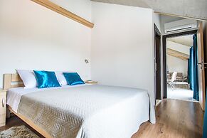 California Apartments III