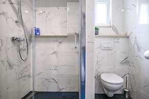 California Apartments III