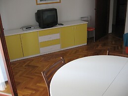 Six Person Apartment With 2 Bedrooms Near the Beach in Pjescana Uvala