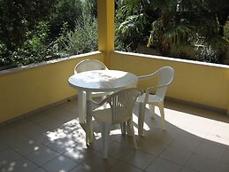 Six Person Apartment With 2 Bedrooms Near the Beach in Pjescana Uvala