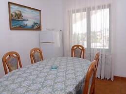8 Person 3 Bed Apartment With Pool Near the Beach