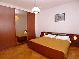 8 Person 3 Bed Apartment With Pool Near the Beach