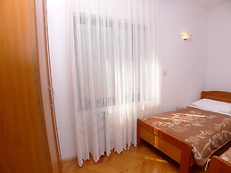 8 Person 3 Bed Apartment With Pool Near the Beach