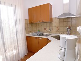 8 Person 3 Bed Apartment With Pool Near the Beach