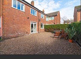 Beautiful 6 bedrooms holiday home Near Manchester