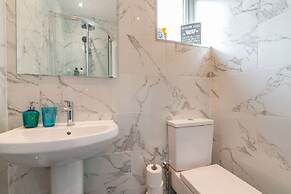 Beautiful 6 bedrooms holiday home Near Manchester