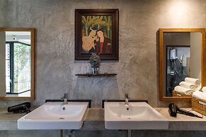 Hostel One Art & Gallery