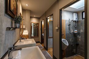 Hostel One Art & Gallery