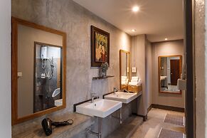 Hostel One Art & Gallery