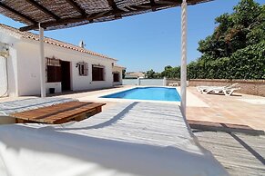 Villa Maria. Barbacoa piscina y jardín