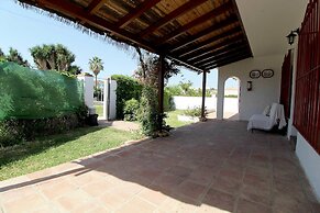 Villa Maria. Barbacoa piscina y jardín