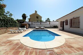 Villa Maria. Barbacoa piscina y jardín