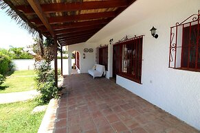 Villa Maria. Barbacoa piscina y jardín
