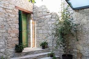 Oinou Strata - Adults Only