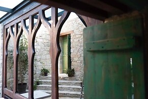 Oinou Strata - Adults Only