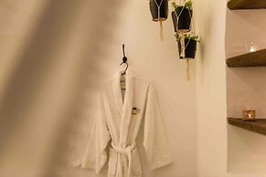 Oinou Strata - Adults Only