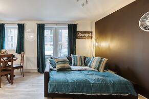 Modern 2 Bed Apartment in Central City