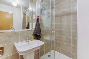 Modern 2 Bed Apartment in Central City