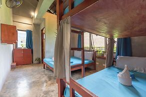 Sinag Hostel - Adults Only