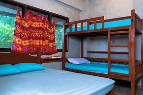 Sinag Hostel - Adults Only