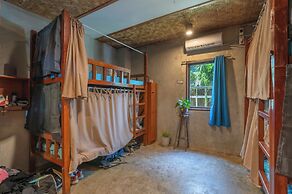 Sinag Hostel - Adults Only