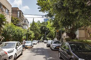 Pastoral at the heart of Rothchild Blv.