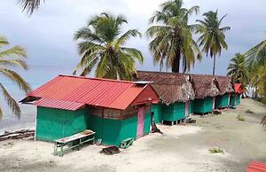 Private Ocean-Front Cabin with private bathroom on San Blas Island