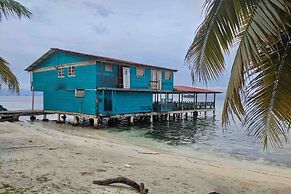 Private Ocean-Front Cabin with private bathroom on San Blas Island