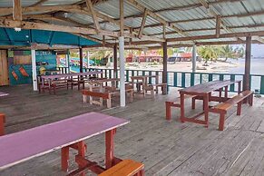 Private Ocean-Front Cabin with private bathroom on San Blas Island