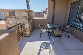 Sunny Ledgeview Retreat