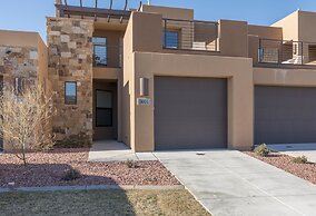 Sunny Ledgeview Retreat