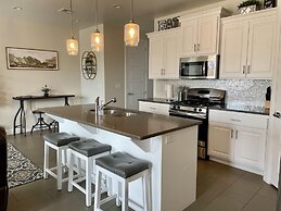 Sunny Ledgeview Retreat