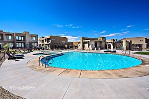 Sunny Ledgeview Retreat