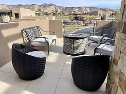 Sunny Ledgeview Retreat